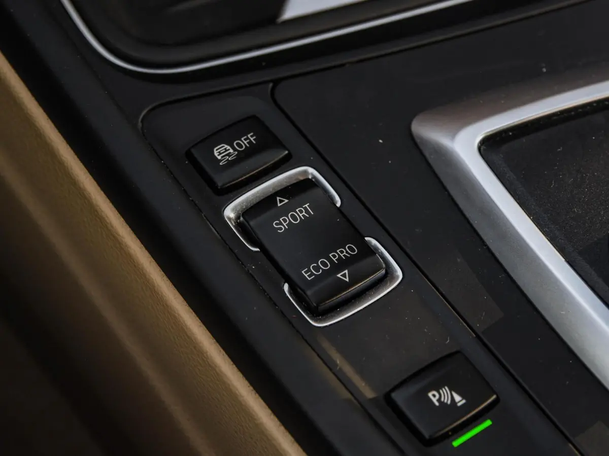 320i High Executive Luxury | 184 PK Aut. | Comfortzetels | Leder | Memory | Bi-xenon | Navigatie | Stoelverwarming