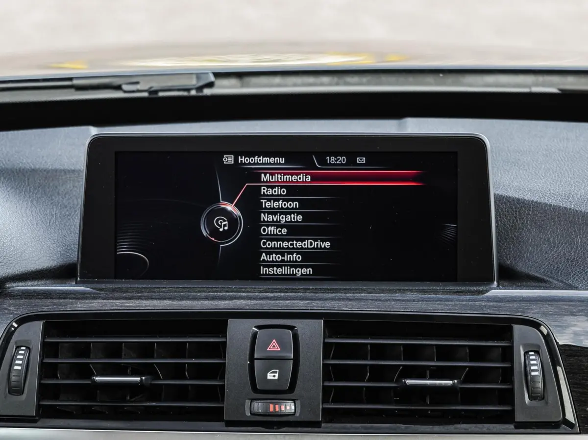320i High Executive Luxury | 184 PK Aut. | Comfortzetels | Leder | Memory | Bi-xenon | Navigatie | Stoelverwarming