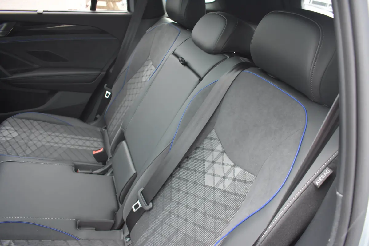 1.5 eHybrid 204PK DSG-6 R-Line Edition | TREKHAAK | 20 INCH | BLACK STYLE | DESIGN + COMFORT + ASSISTANCE PAKKET