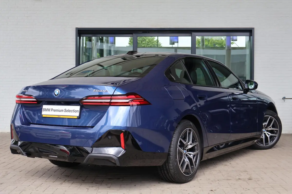 550e xDrive | SOH 100% | M Sport | Glazen Panoramadak | Harman/Kardon | Stoelverwarming | Camera | Parkeersensoren voor en achter | Adaptive LED