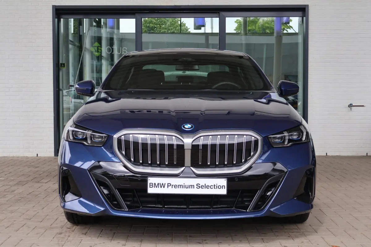 550e xDrive | SOH 100% | M Sport | Glazen Panoramadak | Harman/Kardon | Stoelverwarming | Camera | Parkeersensoren voor en achter | Adaptive LED