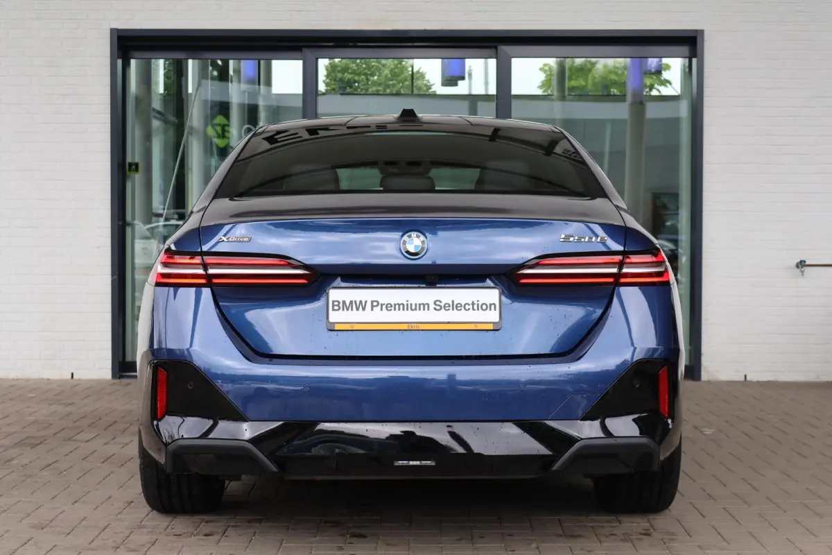 550e xDrive | SOH 100% | M Sport | Glazen Panoramadak | Harman/Kardon | Stoelverwarming | Camera | Parkeersensoren voor en achter | Adaptive LED