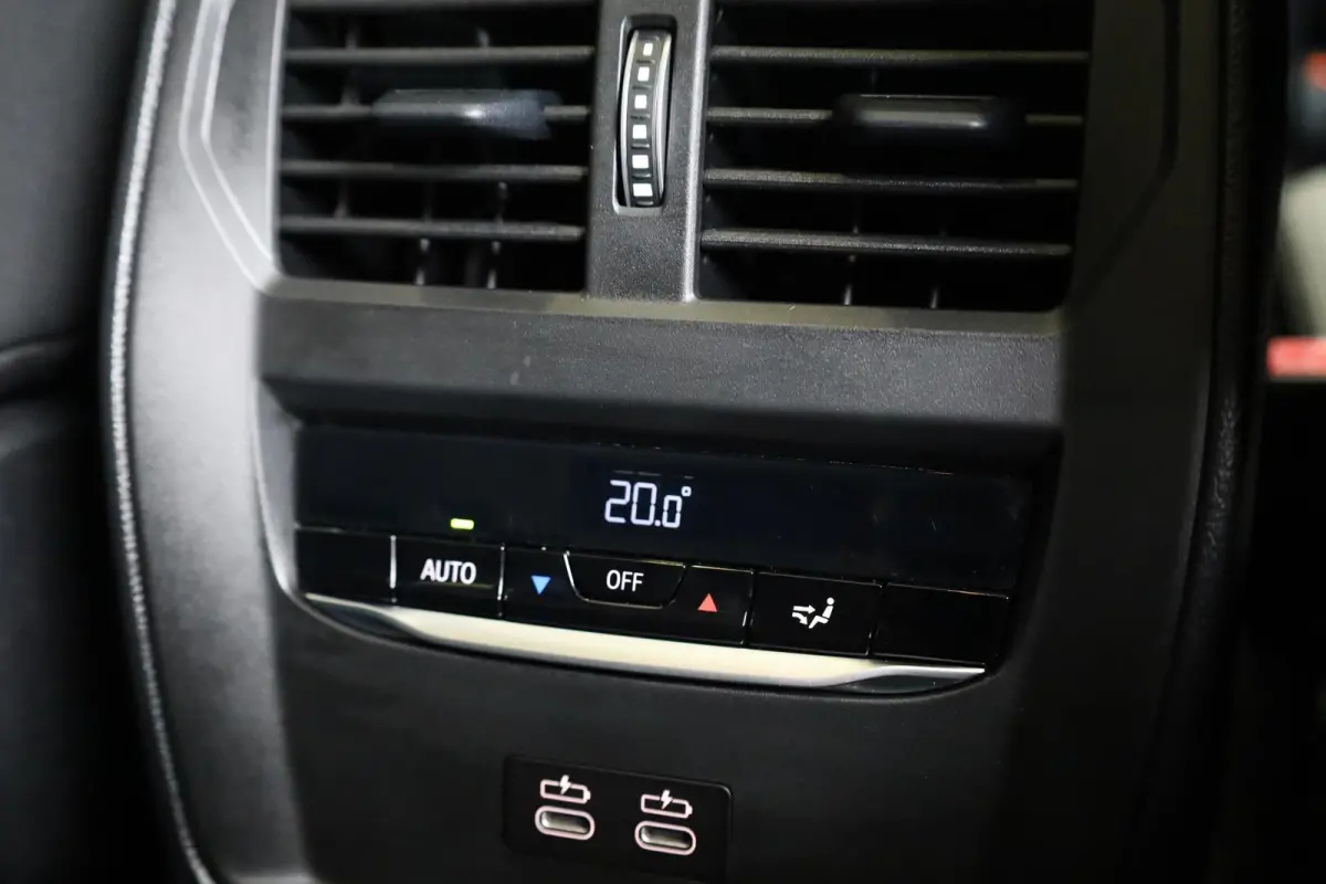 318i | M Sport | Glazen Panoramadak | Trekhaak Elektrisch | Leder | Camera | Stoelverwarming