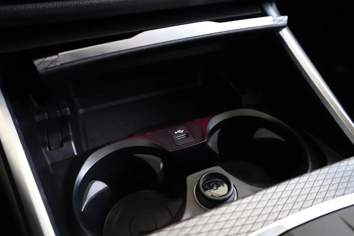 318i | M Sport | Glazen Panoramadak | Trekhaak Elektrisch | Leder | Camera | Stoelverwarming
