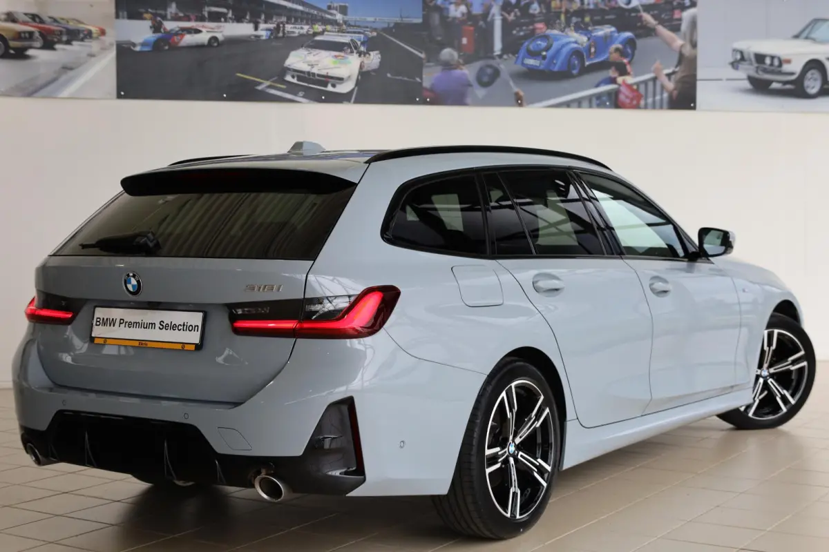318i | M Sport | Glazen Panoramadak | Trekhaak Elektrisch | Leder | Camera | Stoelverwarming