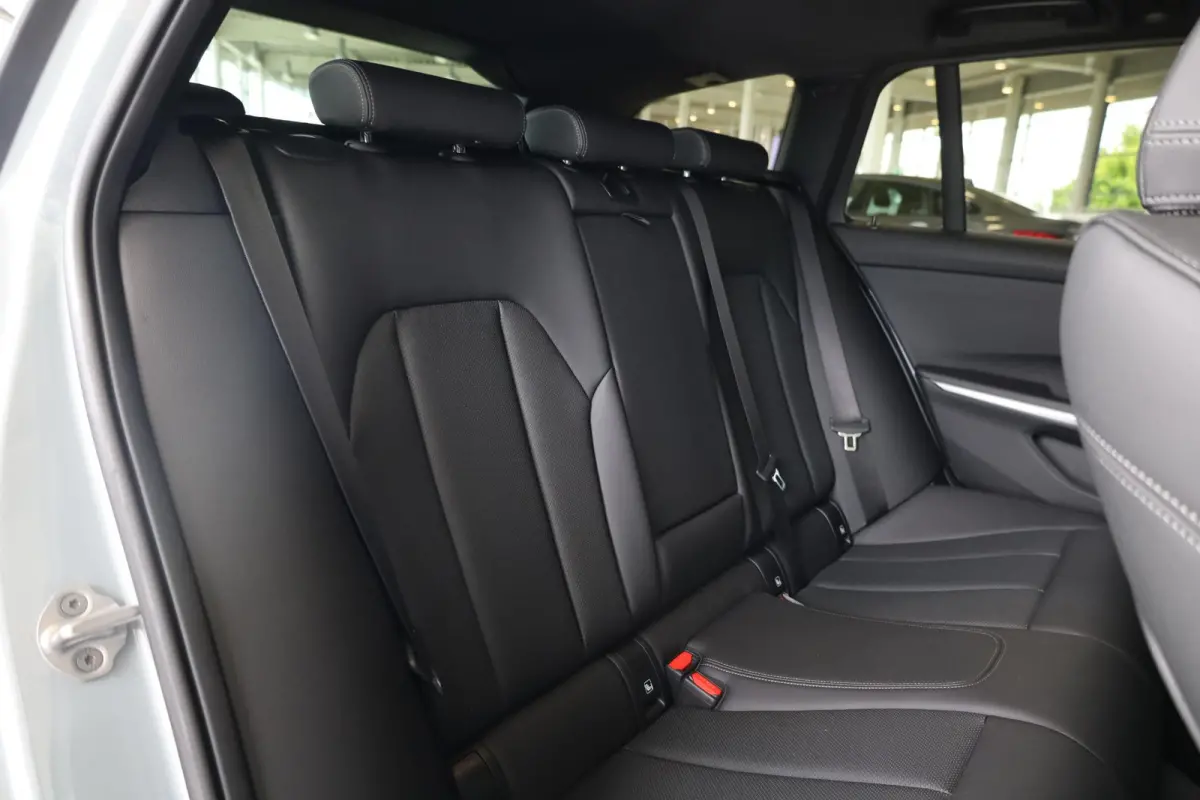 318i | M Sport | Glazen Panoramadak | Trekhaak Elektrisch | Leder | Camera | Stoelverwarming