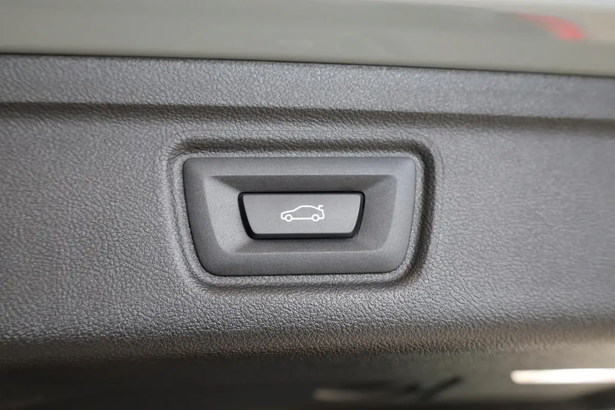 318i | M Sport | Glazen Panoramadak | Trekhaak Elektrisch | Leder | Camera | Stoelverwarming
