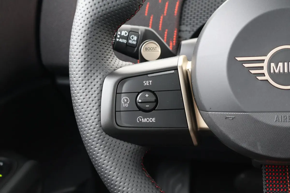 E John Cooper Works XL 66.5 kWh | SoH 100% | Comfort Access | Stuurwielrand verwarmd | Panoramadak | Harman-Kardon | Head-Up | Stoelverwarming | Trekhaak |