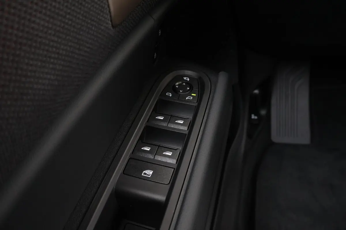 E John Cooper Works XL 66.5 kWh | SoH 100% | Comfort Access | Stuurwielrand verwarmd | Panoramadak | Harman-Kardon | Head-Up | Stoelverwarming | Trekhaak |