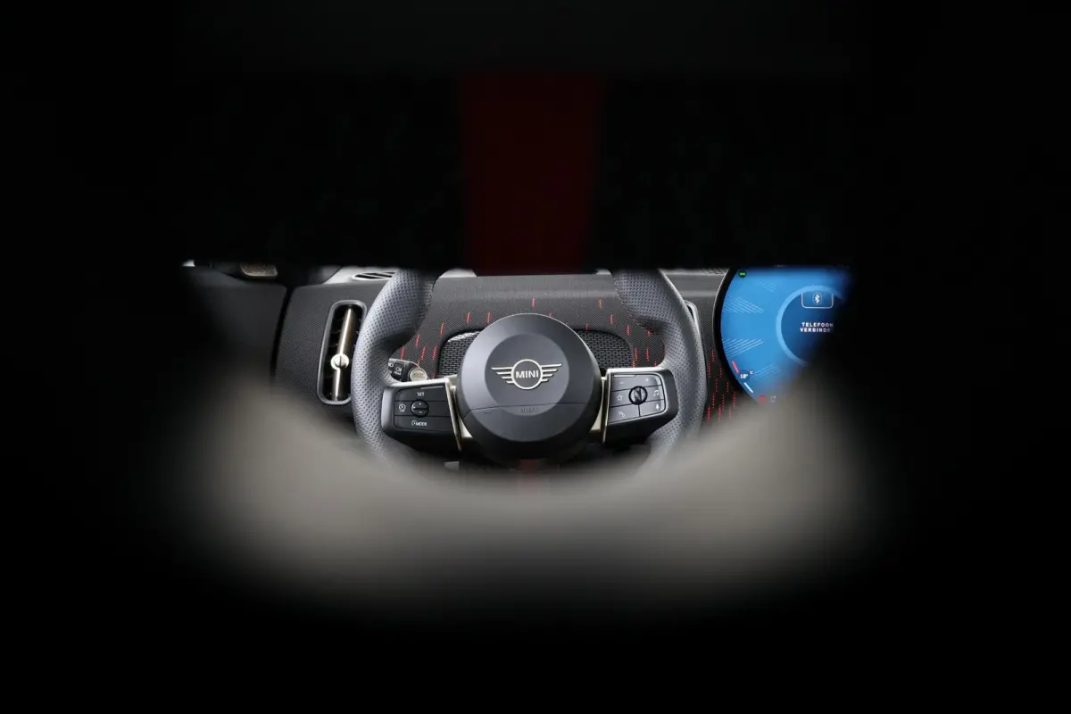 E John Cooper Works XL 66.5 kWh | SoH 100% | Comfort Access | Stuurwielrand verwarmd | Panoramadak | Harman-Kardon | Head-Up | Stoelverwarming | Trekhaak |