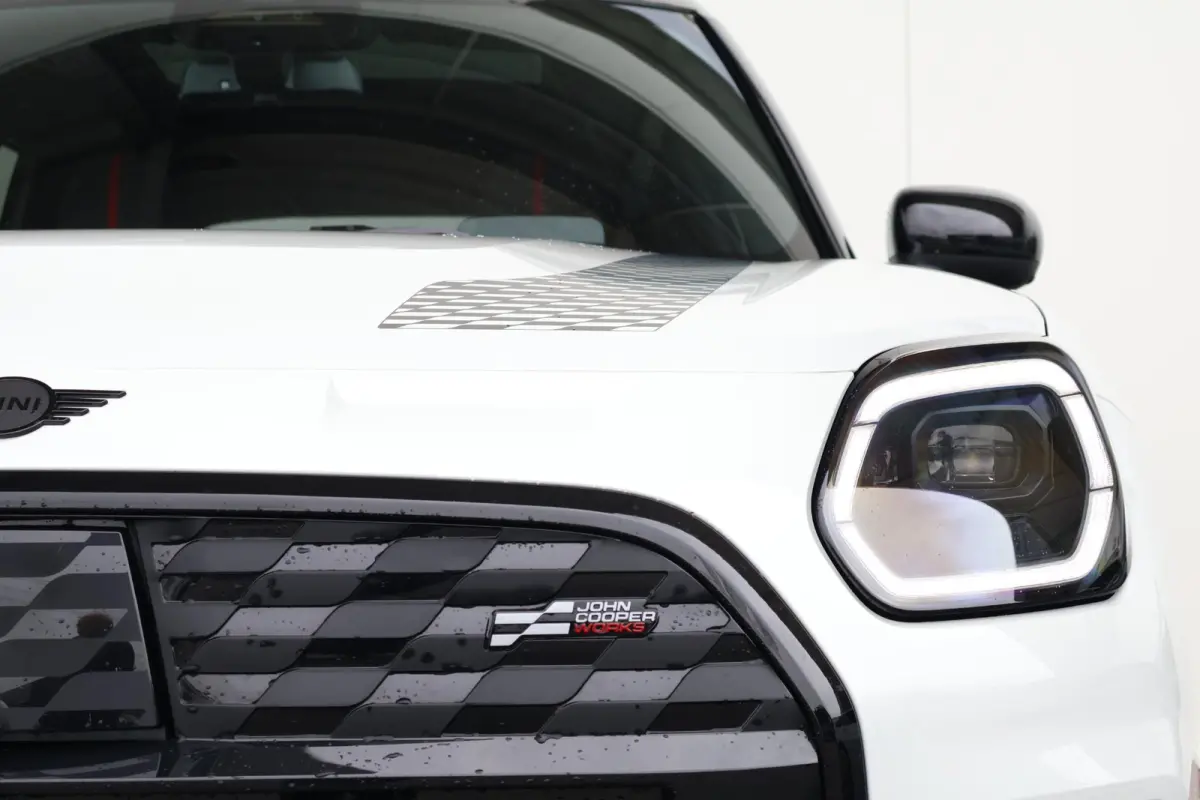 E John Cooper Works XL 66.5 kWh | SoH 100% | Comfort Access | Stuurwielrand verwarmd | Panoramadak | Harman-Kardon | Head-Up | Stoelverwarming | Trekhaak |