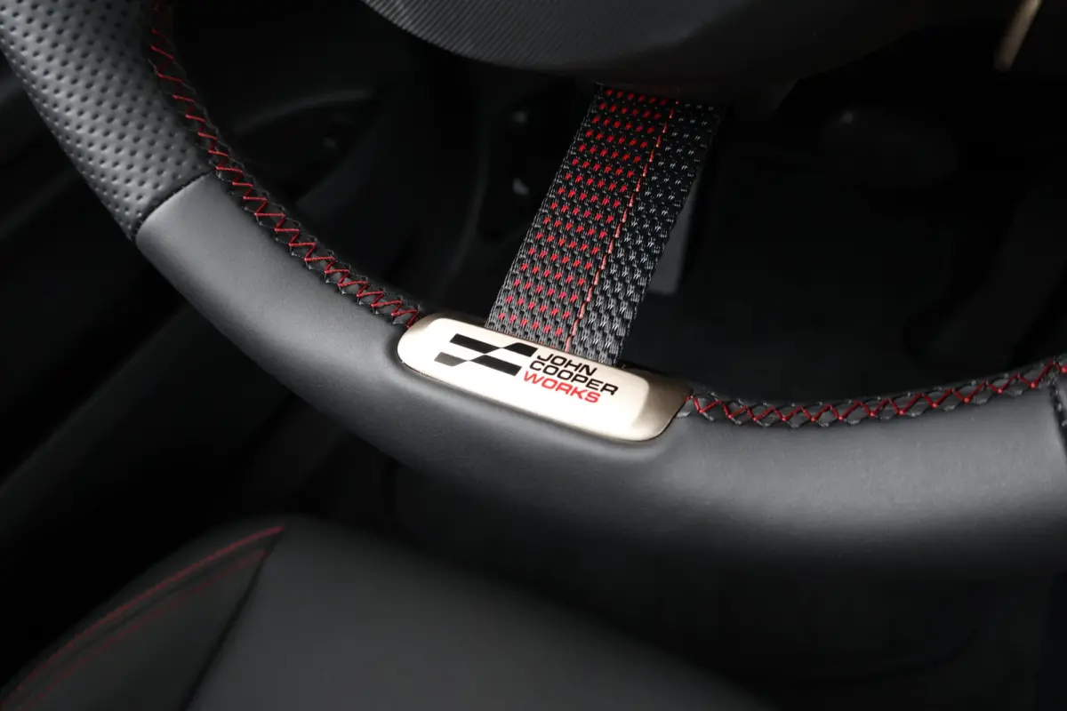 E John Cooper Works XL 66.5 kWh | SoH 100% | Comfort Access | Stuurwielrand verwarmd | Panoramadak | Harman-Kardon | Head-Up | Stoelverwarming | Trekhaak |