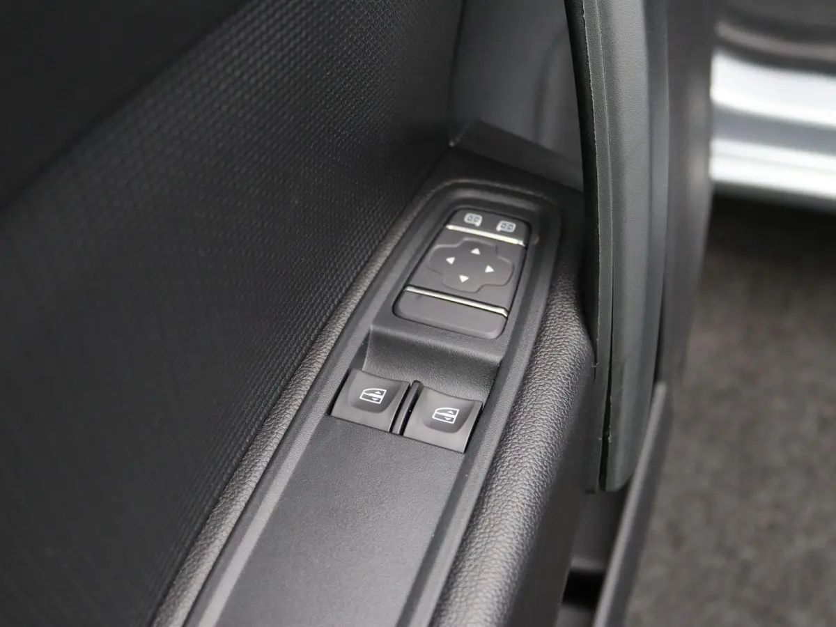 GB L2 E-Tech electric 120 pk advance | Navigatie | Parkeersensoren |