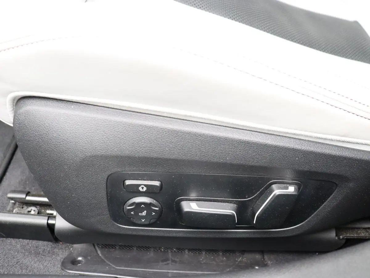 M3 xDrive Competition Innovation Pack | Stuurwielrand Verwarmd | Elektrisch Verstelbare Stoelen | Driving Assistant Professional | Harman Kardon | 19/20''