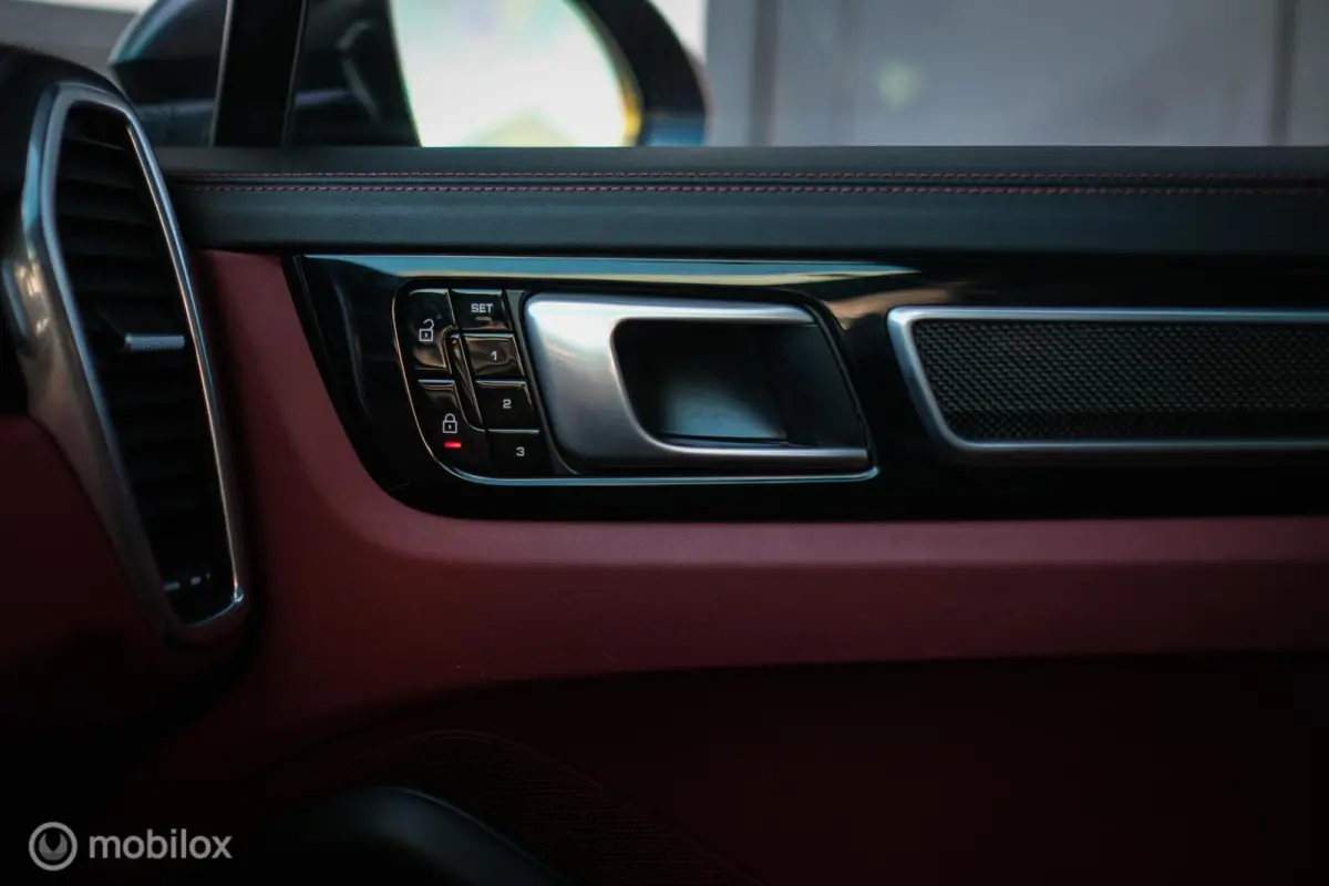 3.0 E-Hybrid | Dealer OH | Meesturende As | Sportchono | Stoelkoeling | Dubbel glas | Trekhaak | Panorama | LED | Adaptive | NL auto NAP |