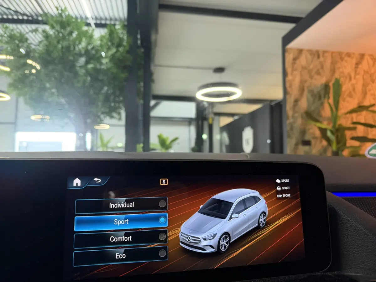 180 Business Solution|Matrix LED|MBUX|Virtual Cockpit|Half Leder|StoelVW|Elek. Achterklep|CarPlay|Rijklaar