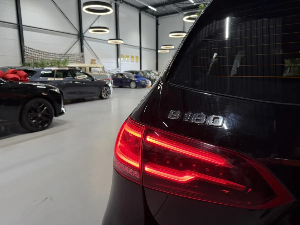 180 Business Solution|Matrix LED|MBUX|Virtual Cockpit|Half Leder|StoelVW|Elek. Achterklep|CarPlay|Rijklaar