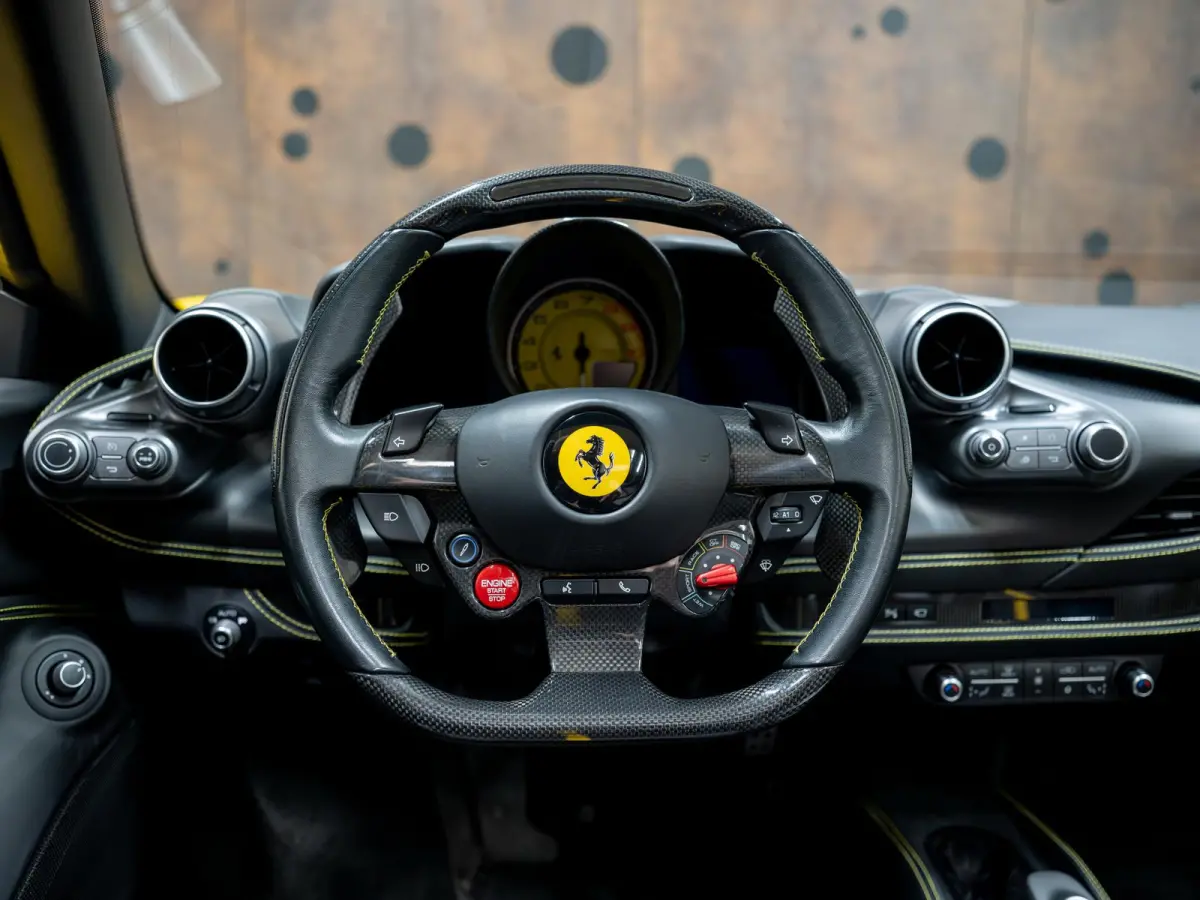 3.9 V8 HELE | Lift | Carbon | Racing Seats | Camera |