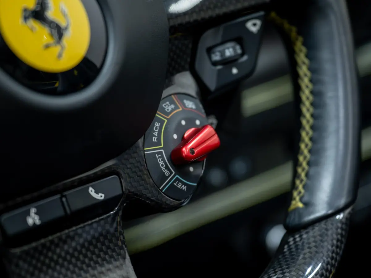 3.9 V8 HELE | Lift | Carbon | Racing Seats | Camera |