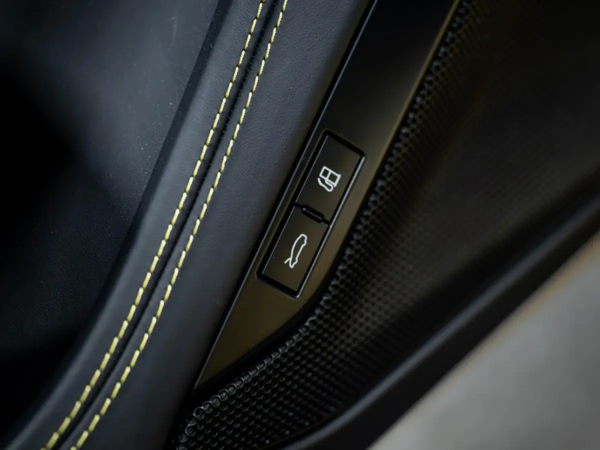 3.9 V8 HELE | Lift | Carbon | Racing Seats | Camera |