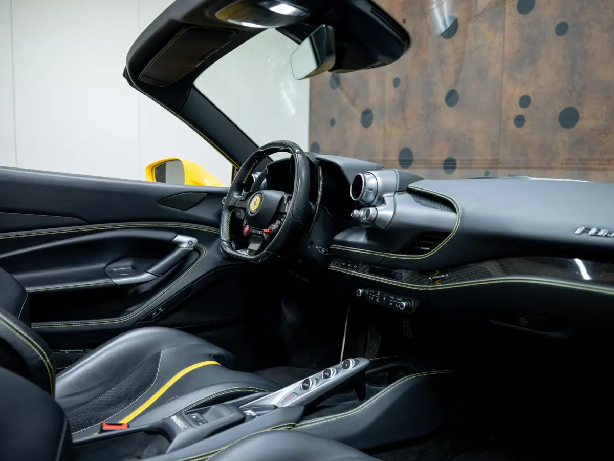 3.9 V8 HELE | Lift | Carbon | Racing Seats | Camera |