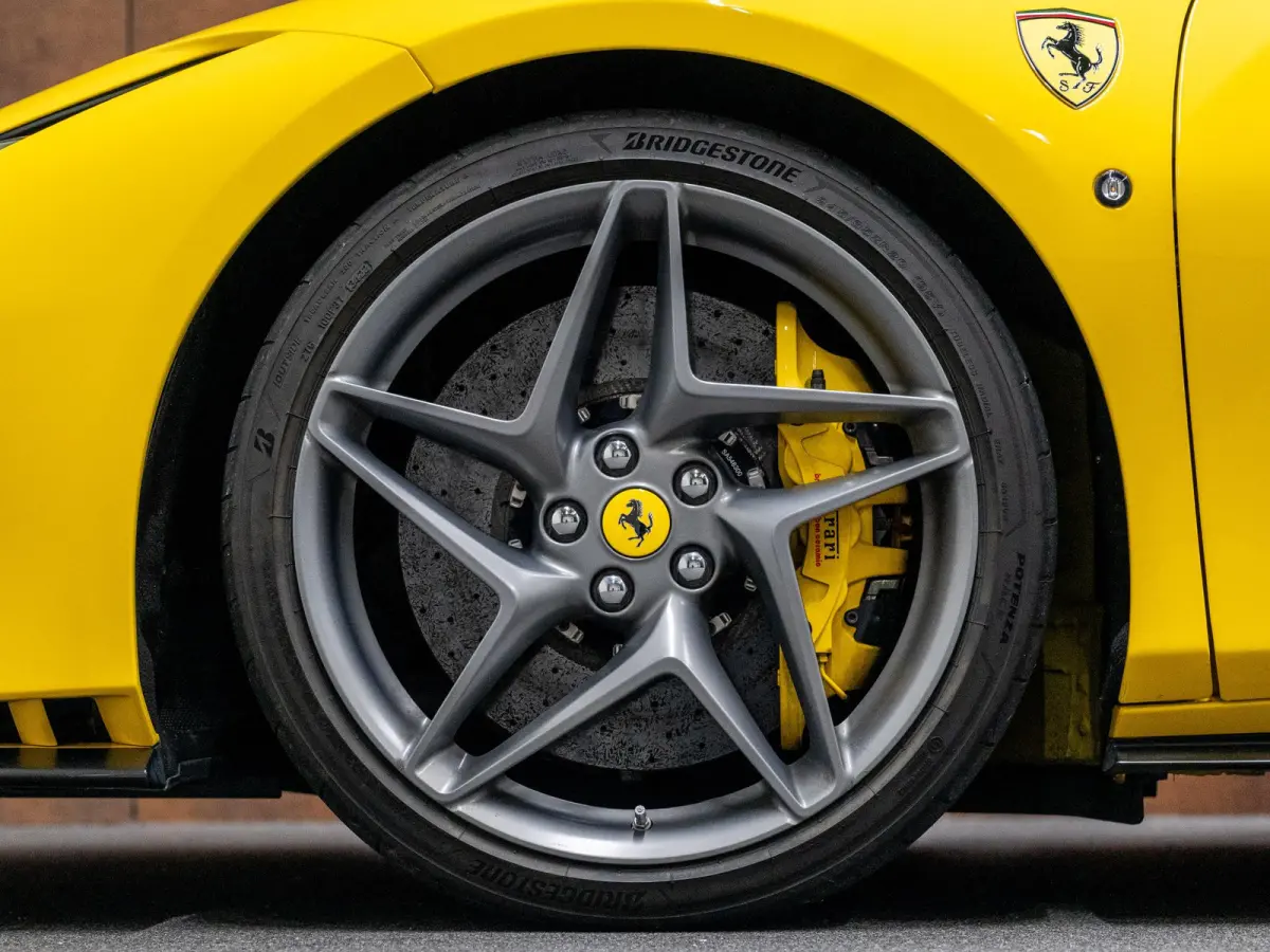 3.9 V8 HELE | Lift | Carbon | Racing Seats | Camera |