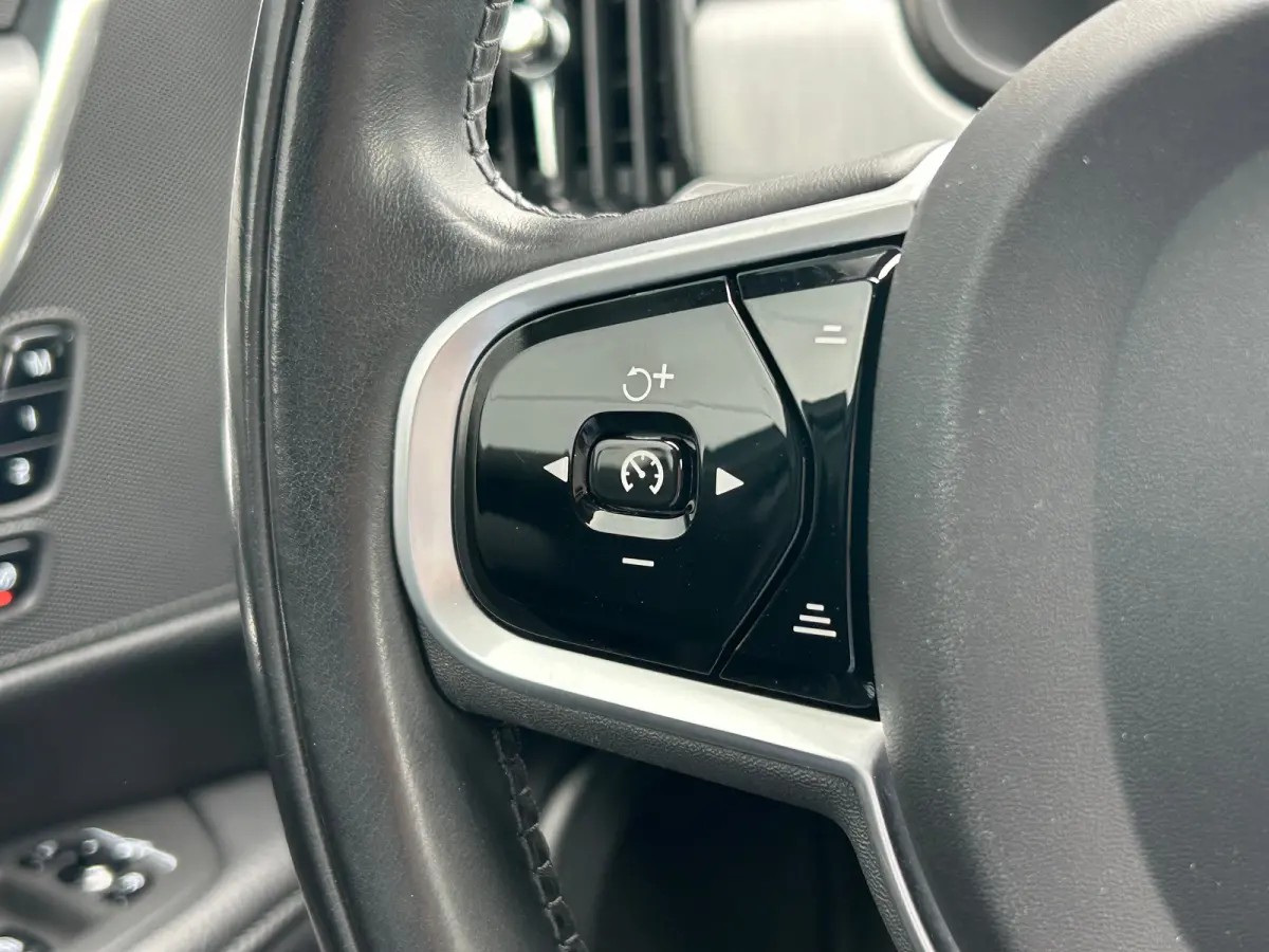 2.0 T5 AWD Pro | Trekhaak | Luchtvering | Camera | Memory | Pilot Assist | Standkachel |