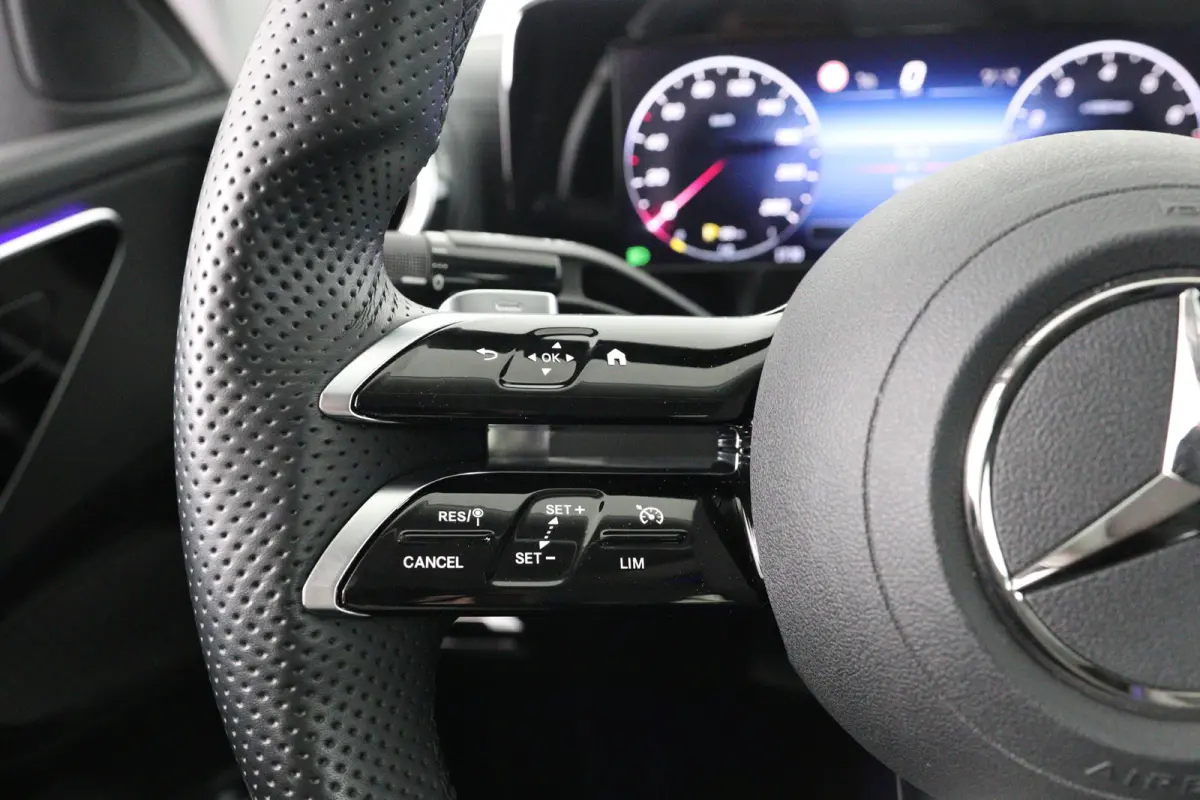 180 AMG | LED | Leder/Alcantara | Sfeerverlichting | Stoelverwarming | Burmester | Clima | Apple Carplay/ Android Auto | Cruise Adaptive | DAB | Keyless | Lichtmetalen velgen
