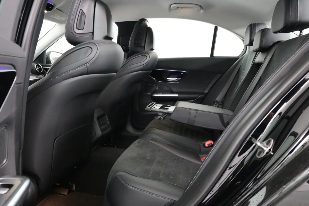 180 AMG | LED | Leder/Alcantara | Sfeerverlichting | Stoelverwarming | Burmester | Clima | Apple Carplay/ Android Auto | Cruise Adaptive | DAB | Keyless | Lichtmetalen velgen