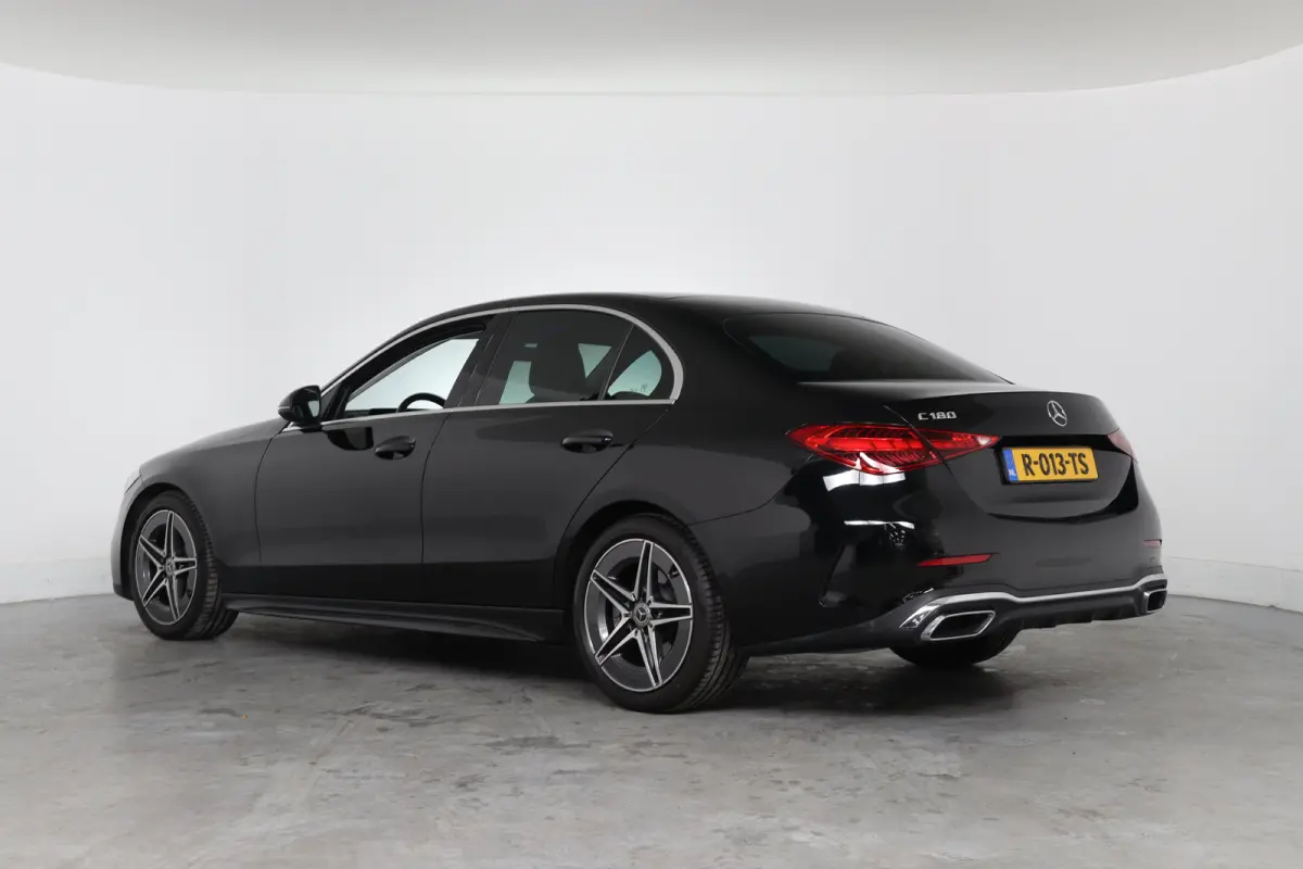 180 AMG | LED | Leder/Alcantara | Sfeerverlichting | Stoelverwarming | Burmester | Clima | Apple Carplay/ Android Auto | Cruise Adaptive | DAB | Keyless | Lichtmetalen velgen