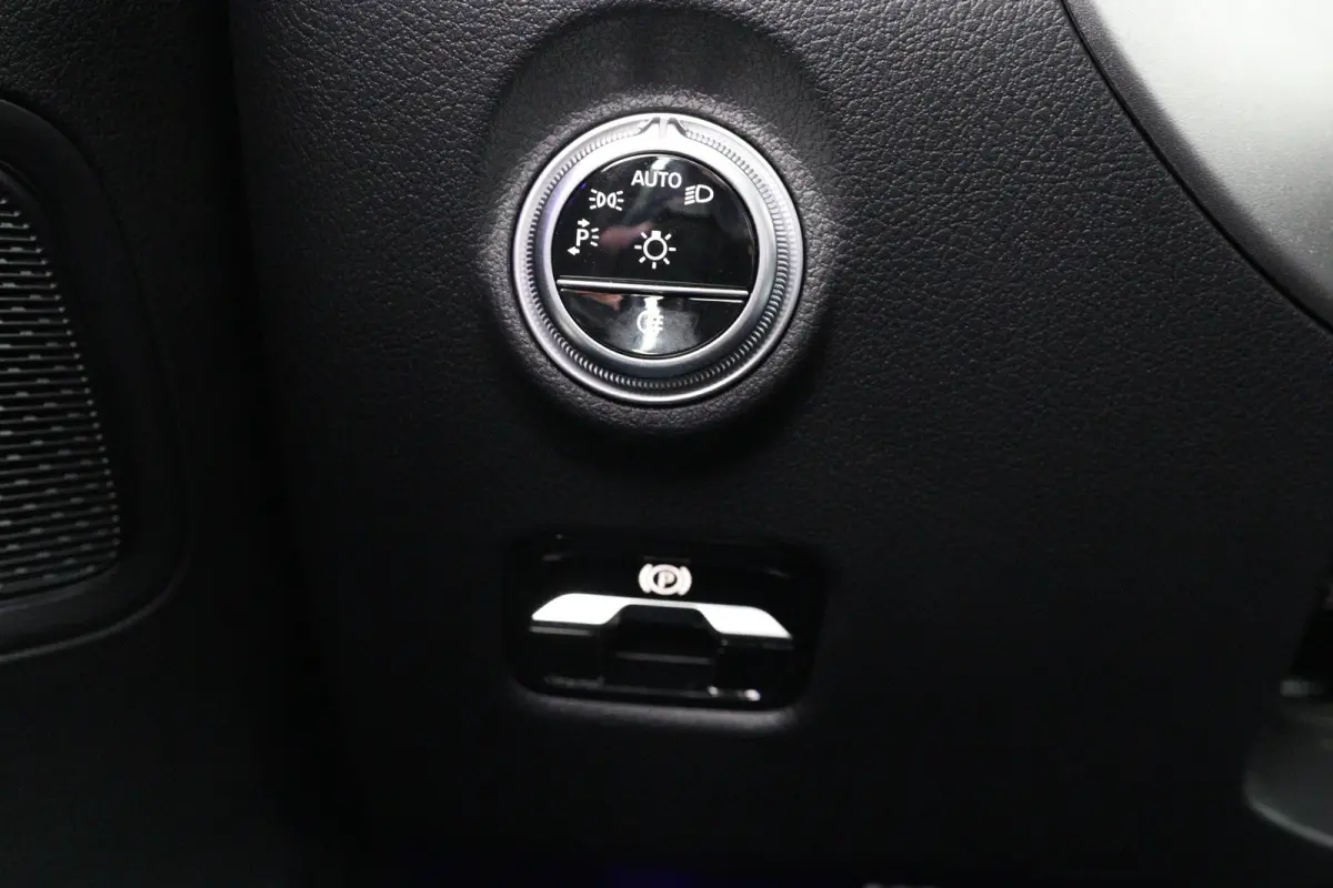 180 AMG | LED | Leder/Alcantara | Sfeerverlichting | Stoelverwarming | Burmester | Clima | Apple Carplay/ Android Auto | Cruise Adaptive | DAB | Keyless | Lichtmetalen velgen