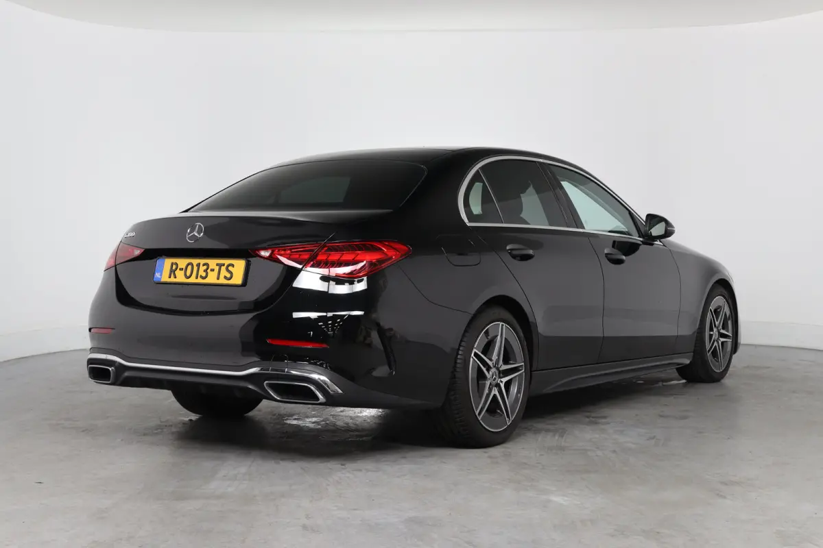 180 AMG | LED | Leder/Alcantara | Sfeerverlichting | Stoelverwarming | Burmester | Clima | Apple Carplay/ Android Auto | Cruise Adaptive | DAB | Keyless | Lichtmetalen velgen