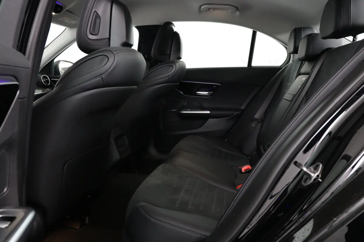 180 AMG | LED | Leder/Alcantara | Sfeerverlichting | Stoelverwarming | Burmester | Clima | Apple Carplay/ Android Auto | Cruise Adaptive | DAB | Keyless | Lichtmetalen velgen