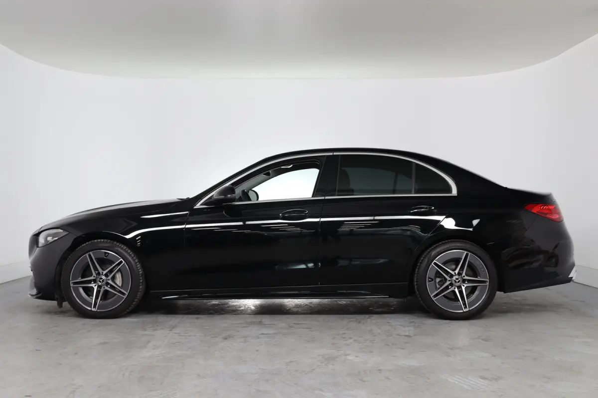 180 AMG | LED | Leder/Alcantara | Sfeerverlichting | Stoelverwarming | Burmester | Clima | Apple Carplay/ Android Auto | Cruise Adaptive | DAB | Keyless | Lichtmetalen velgen