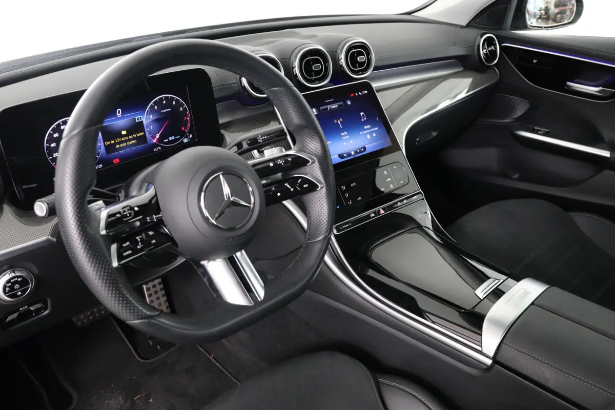 180 AMG | LED | Leder/Alcantara | Sfeerverlichting | Stoelverwarming | Burmester | Clima | Apple Carplay/ Android Auto | Cruise Adaptive | DAB | Keyless | Lichtmetalen velgen