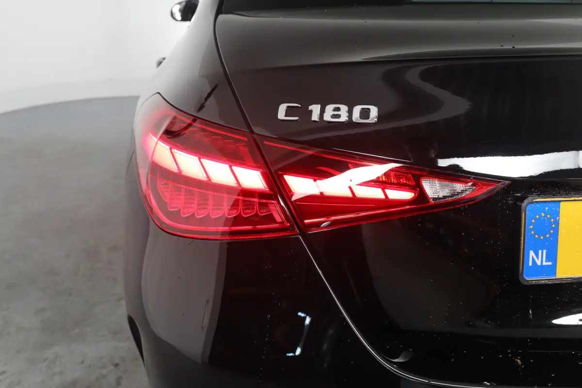 180 AMG | LED | Leder/Alcantara | Sfeerverlichting | Stoelverwarming | Burmester | Clima | Apple Carplay/ Android Auto | Cruise Adaptive | DAB | Keyless | Lichtmetalen velgen