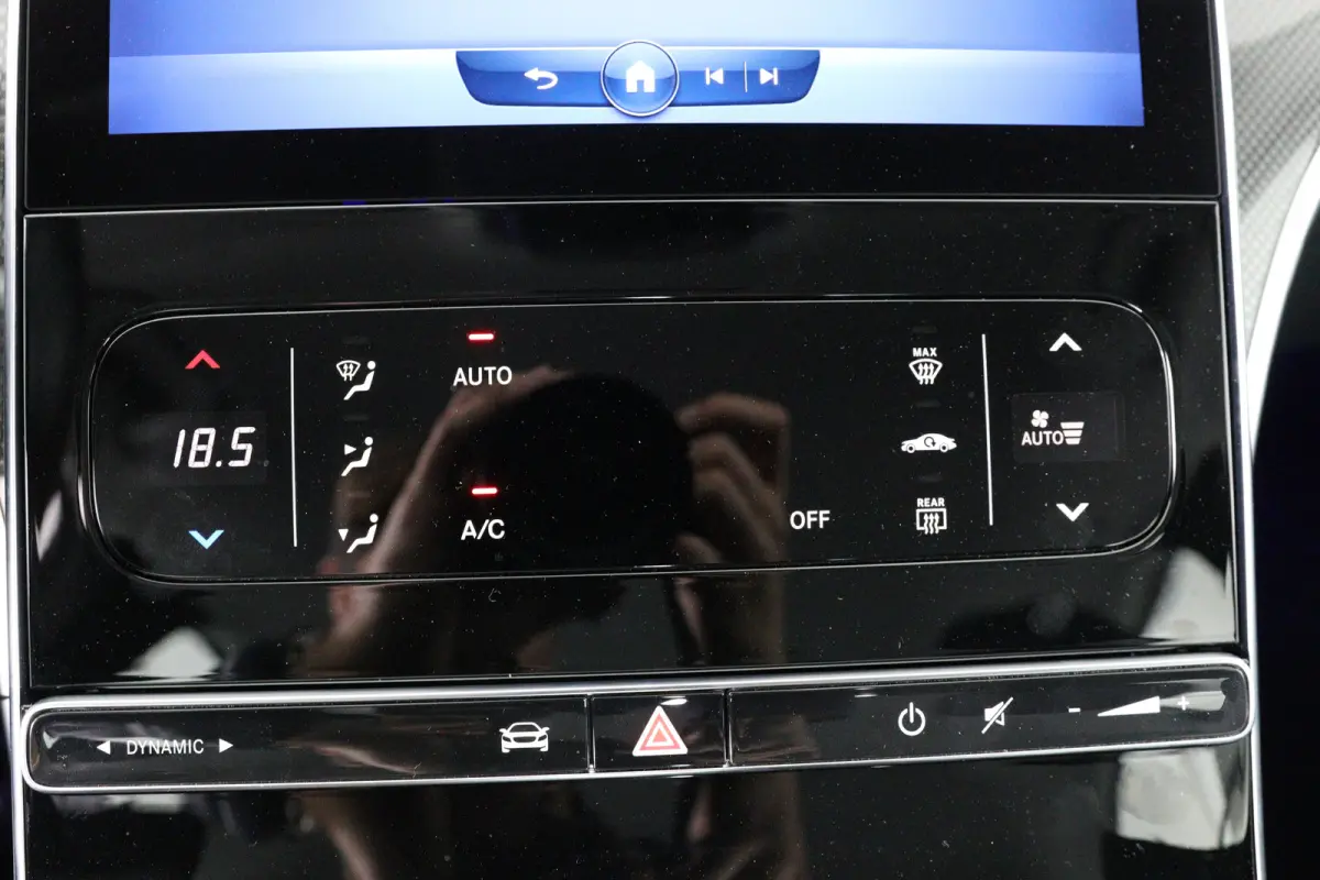 180 AMG | LED | Leder/Alcantara | Sfeerverlichting | Stoelverwarming | Burmester | Clima | Apple Carplay/ Android Auto | Cruise Adaptive | DAB | Keyless | Lichtmetalen velgen