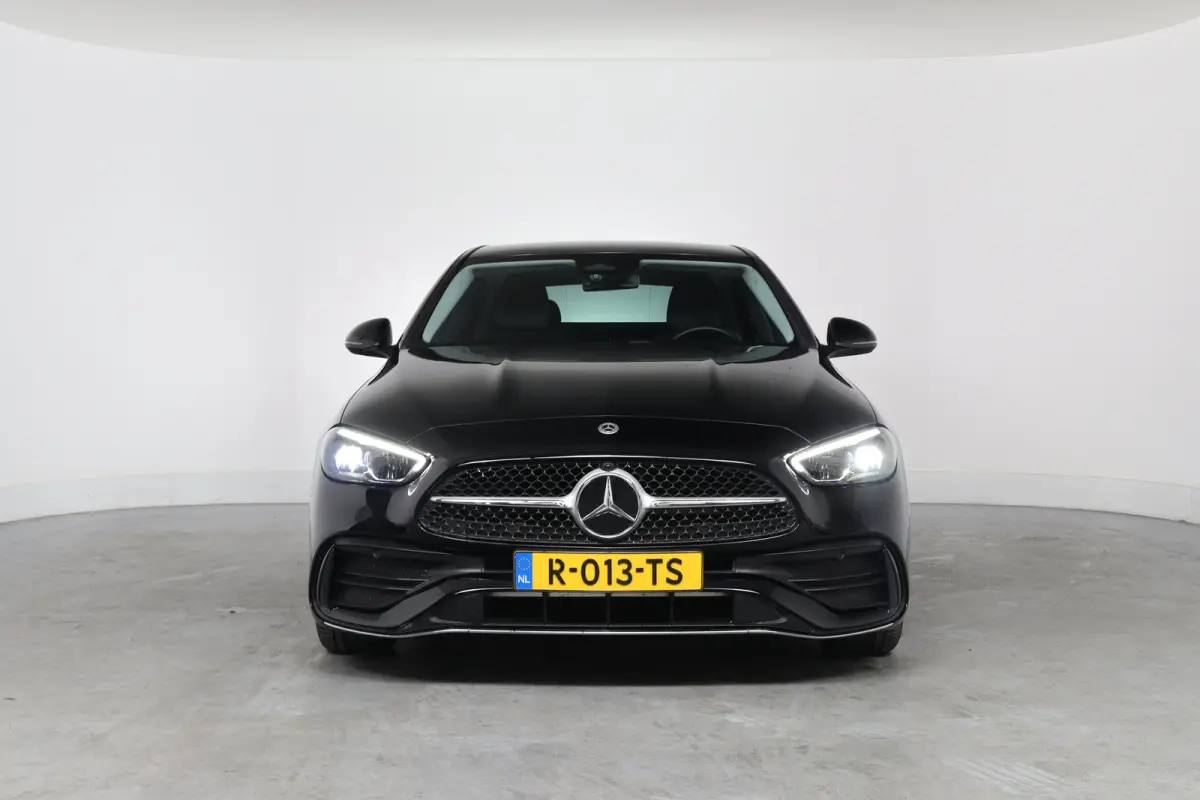 180 AMG | LED | Leder/Alcantara | Sfeerverlichting | Stoelverwarming | Burmester | Clima | Apple Carplay/ Android Auto | Cruise Adaptive | DAB | Keyless | Lichtmetalen velgen