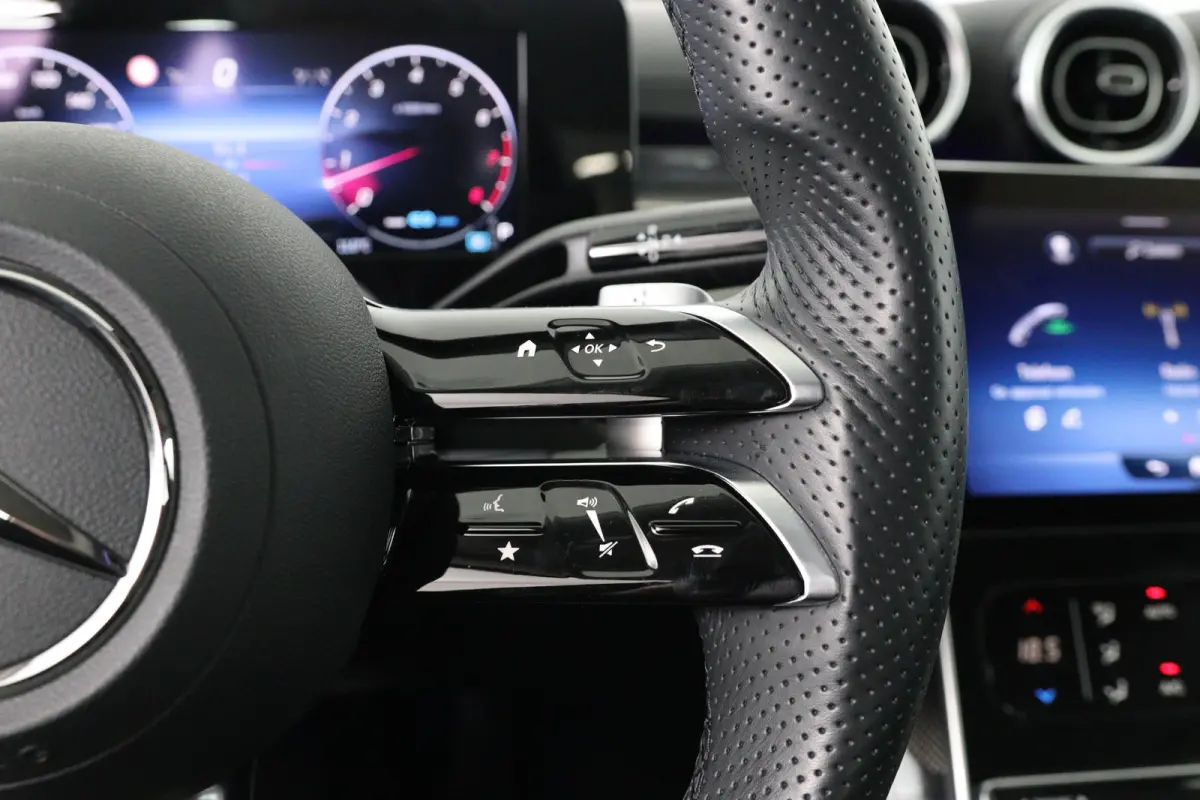 180 AMG | LED | Leder/Alcantara | Sfeerverlichting | Stoelverwarming | Burmester | Clima | Apple Carplay/ Android Auto | Cruise Adaptive | DAB | Keyless | Lichtmetalen velgen