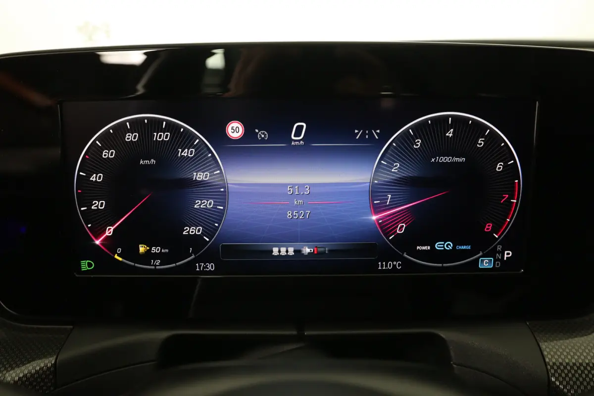 180 AMG | LED | Leder/Alcantara | Sfeerverlichting | Stoelverwarming | Burmester | Clima | Apple Carplay/ Android Auto | Cruise Adaptive | DAB | Keyless | Lichtmetalen velgen