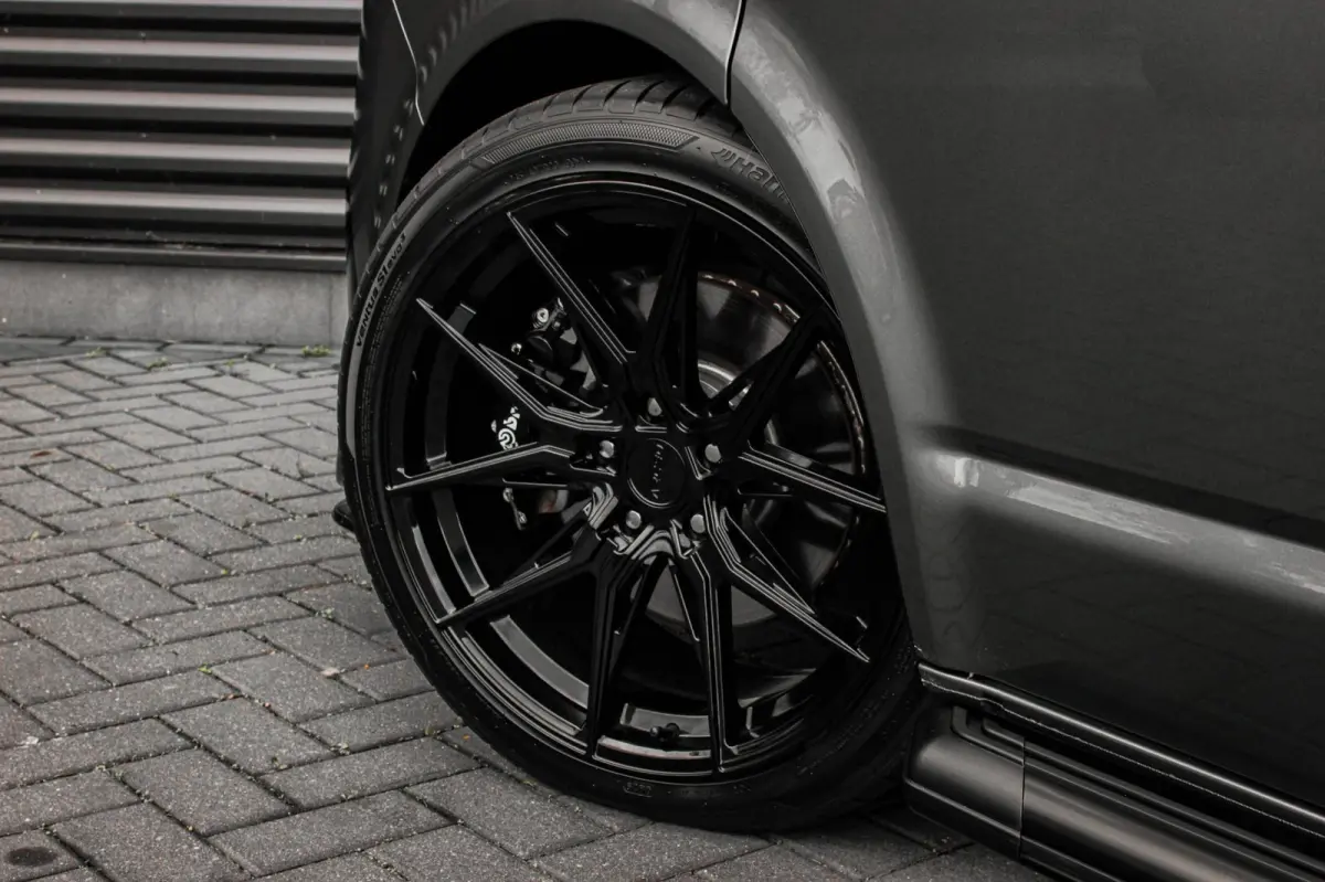 2.0 TDI L2H1 150PK BULLI DC DUBBEL CABINE / LEIGHTONVANS BODYKIT / FULL OPTINS / LEDER / FULL BLACK / APPLE