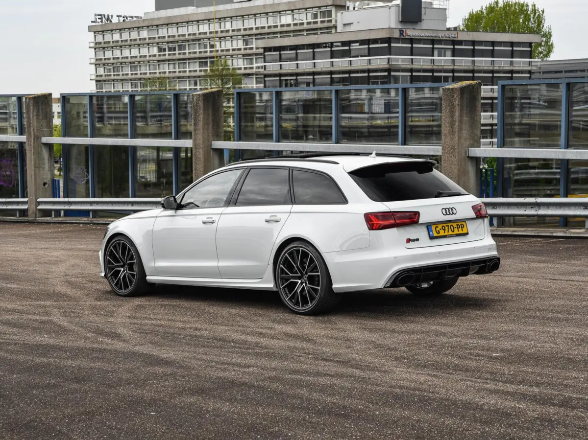 4.0 TFSI quattro 605 PK Performance Pro Line Plus | Panoramadak | Keramisch | Milltek | Soft-Close | ACC | Matrix LED | 21"