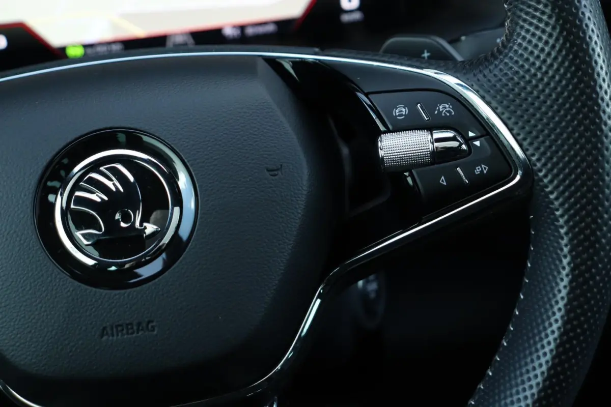 1.5 TSI / 150 PK / DSG / Sportline / VOL OPTIES / Pano / Black Edition / Virtual Cockpit / Camera / Adaptieve Cruise Control / Trekhaak / 18"!