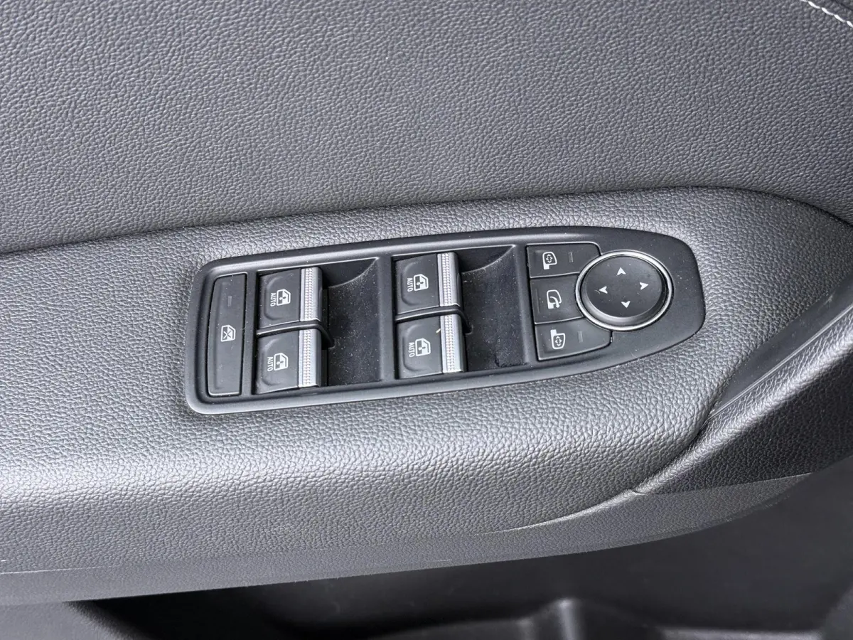 techno E-Tech hybride 145 | Automaat | Groot Navigatie | Parkeercamera | Apple CarPlay/Android Auto |