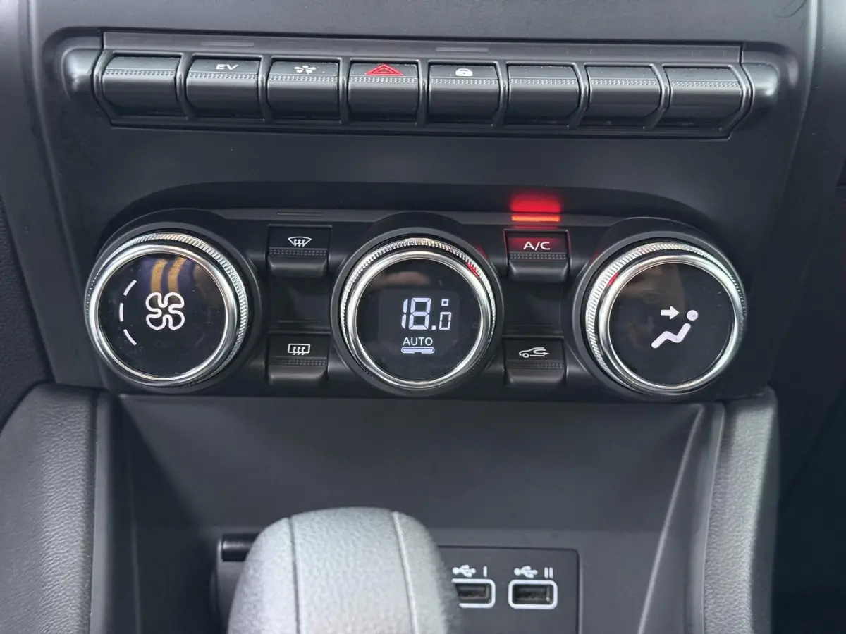 techno E-Tech hybride 145 | Automaat | Groot Navigatie | Parkeercamera | Apple CarPlay/Android Auto |