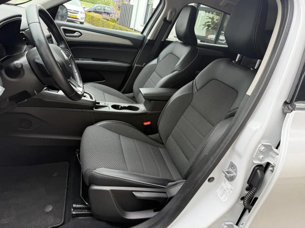 1.6 E-Tech Hybrid 145 Intens *ALL-IN PRIJS*