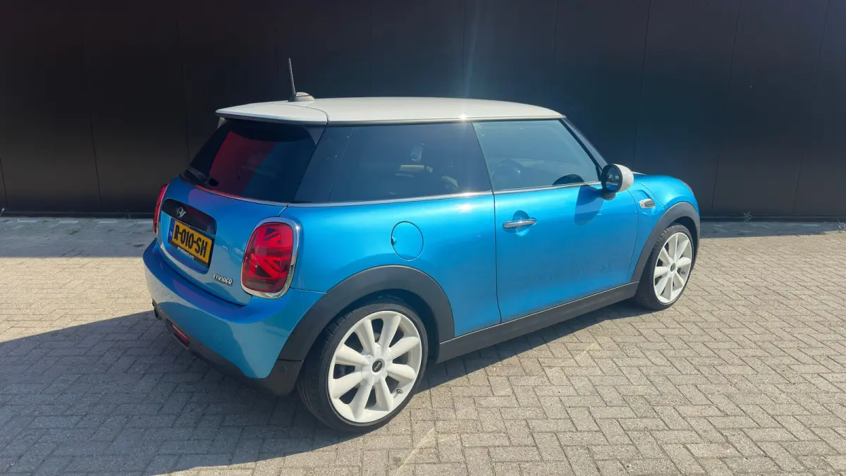 1.5 Cooper Chili Serious Business | Navigatie | Camera | Leder | Verwarmbare voorruit | Verwarmbare stoelen | Getint Glas | 18inch L.M. | | Achterbank in delen neerklapbaar | Achteruitrijcam