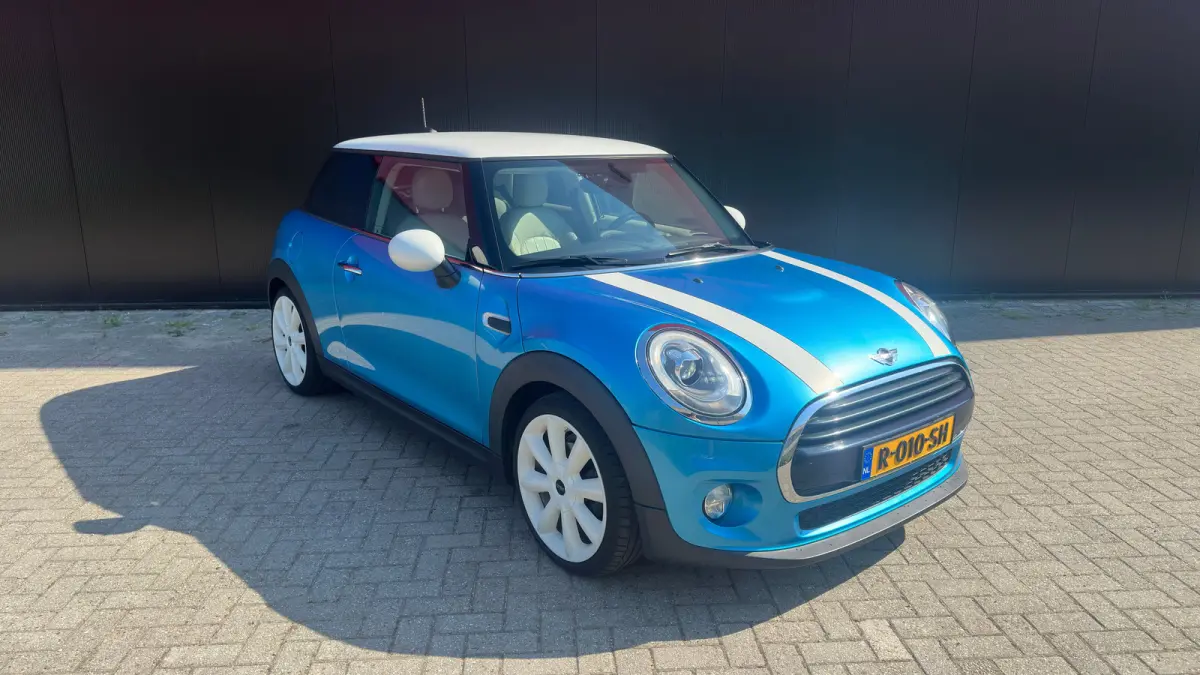 1.5 Cooper Chili Serious Business | Navigatie | Camera | Leder | Verwarmbare voorruit | Verwarmbare stoelen | Getint Glas | 18inch L.M. | | Achterbank in delen neerklapbaar | Achteruitrijcam