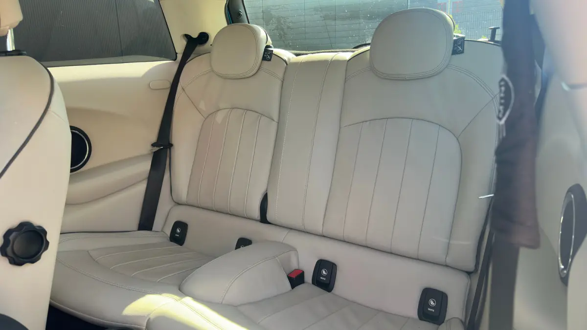 1.5 Cooper Chili Serious Business | Navigatie | Camera | Leder | Verwarmbare voorruit | Verwarmbare stoelen | Getint Glas | 18inch L.M. | | Achterbank in delen neerklapbaar | Achteruitrijcam