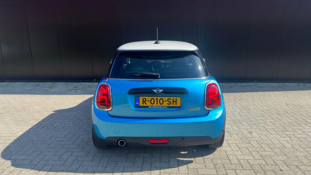 1.5 Cooper Chili Serious Business | Navigatie | Camera | Leder | Verwarmbare voorruit | Verwarmbare stoelen | Getint Glas | 18inch L.M. | | Achterbank in delen neerklapbaar | Achteruitrijcam